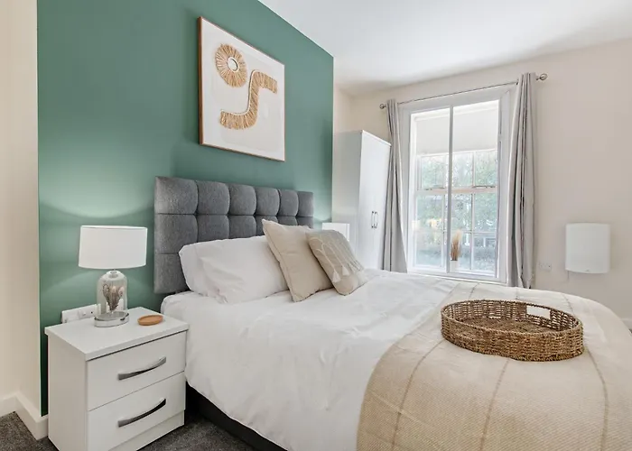 Spacious 2 Bedroom Apartment - Great Location